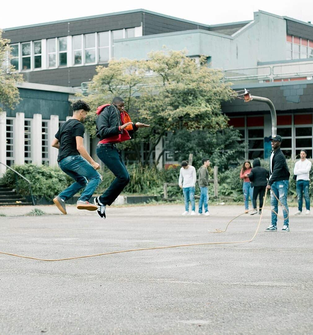 Schülerinnen und Schüler auf dem Schulhof